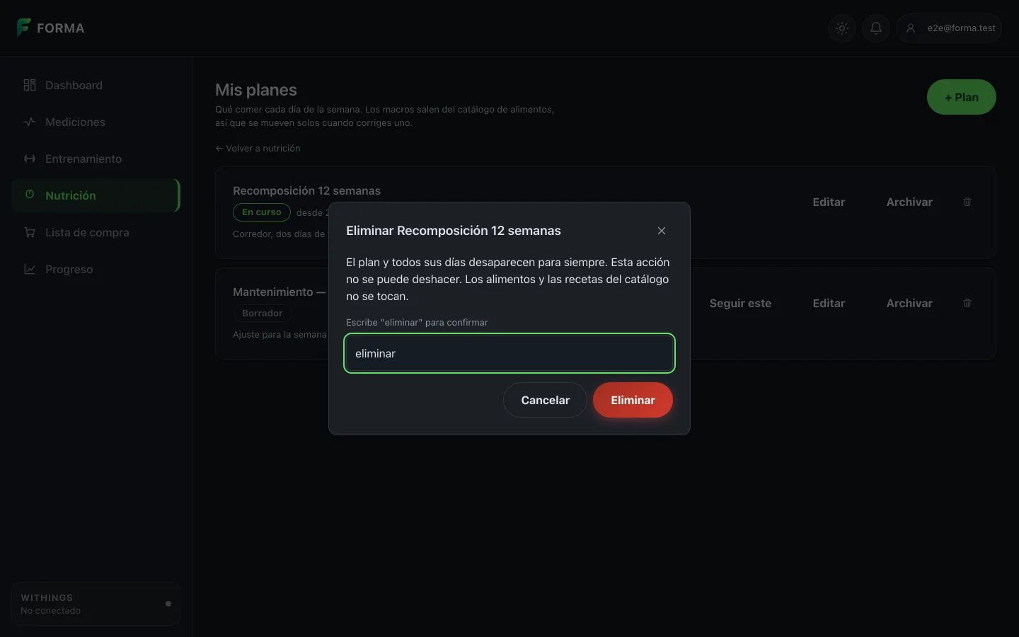 Página «Mis planes» de nutrición de Forma con un diálogo modal abierto encima: el título «Eliminar Recomposición 12 semanas», el aviso de que el plan y todos sus días desaparecen para siempre, un campo de confirmación con la palabra «eliminar» ya escrita y el botón rojo «Eliminar» habilitado junto al botón Cancelar