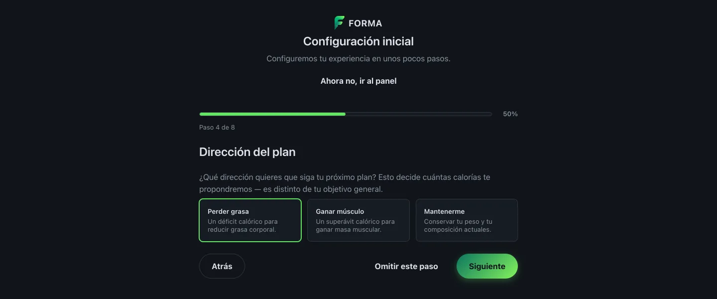 Paso 4 de 8 del asistente de configuración inicial de Forma, tema oscuro: cabecera con el logotipo FORMA, el título «Configuración inicial», el enlace «Ahora no, ir al panel» y una barra de progreso al 50 %; debajo el paso «Dirección del plan» con la pregunta «¿Qué dirección quieres que siga tu próximo plan? Esto decide cuántas calorías te propondremos — es distinto de tu objetivo general» y tres tarjetas seleccionables: Perder grasa (seleccionada, con borde verde, «Un déficit calórico para reducir grasa corporal»), Ganar músculo («Un superávit calórico para ganar masa muscular») y Mantenerme («Conservar tu peso y tu composición actuales»); al pie los botones Atrás, Omitir este paso y Siguiente