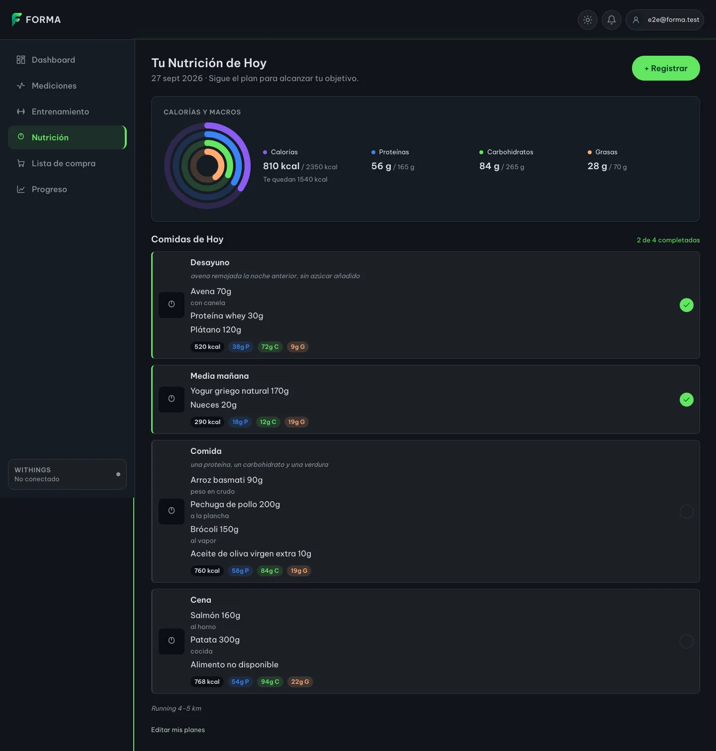 Forma's «Tu Nutrición de Hoy» (Today's nutrition) screen on desktop, dark theme: at the top the calories-and-macros ring with 810 of 2350 kcal consumed and the protein, carbs and fat counters; below, «Comidas de Hoy» (today's meals) with «2 de 4 completadas» and four cards. Breakfast, with the italic instruction «avena remojada la noche anterior, sin azúcar añadido» (oats soaked overnight, no added sugar), Oats 70g with the note «con canela» (with cinnamon), Whey protein 30g and Banana 120g, marked as done. Mid-morning with Greek yoghurt 170g and Walnuts 20g, done. Lunch, with the instruction «una proteína, un carbohidrato y una verdura» (one protein, one carb and one vegetable), Basmati rice 90g «peso en crudo» (raw weight), Chicken breast 200g «a la plancha» (grilled), Broccoli 150g «al vapor» (steamed) and Extra virgin olive oil 10g. Dinner with Salmon 160g «al horno» (baked), Potato 300g «cocida» (boiled) and a line «Alimento no disponible» (food not available). Each card carries its kcal and macro chips, and at the bottom the day's note «Running 4-5 km»